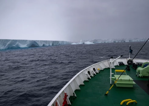 Kuģis tuvojas pasaulē lielākajam aisbergam A23a (foto: Vidapress / Alamy)