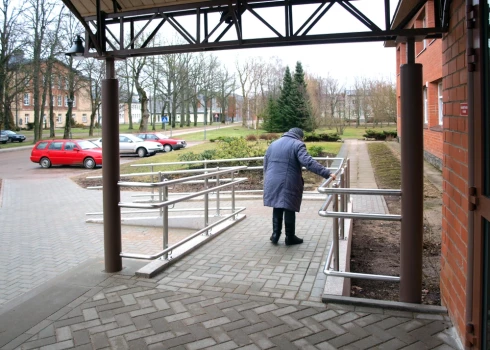 Vēl viena problēma ir veco un vientuļo cilvēku apzināšana, lai ārkārtas situācijā nevienu neaizmirstu.