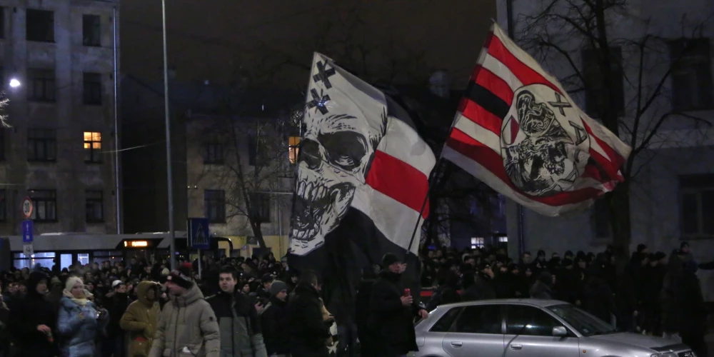 Amsterdamas "Ajax" fani pie Daugavas stadiona. Spēles laikā viņi enerģiski atbalstīja savu komandu - līdz 78. minūtei, kad rīdzinieki izvirzījās vadībā. 