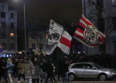 Amsterdamas "Ajax" fani pie Daugavas stadiona. Spēles laikā viņi enerģiski atbalstīja savu komandu - līdz 78. minūtei, kad rīdzinieki izvirzījās vadībā. 