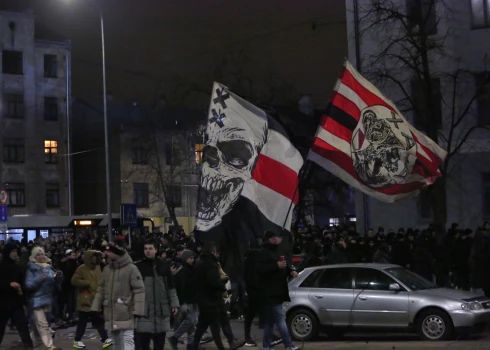 Amsterdamas "Ajax" fani pie Daugavas stadiona. Spēles laikā viņi enerģiski atbalstīja savu komandu - līdz 78. minūtei, kad rīdzinieki izvirzījās vadībā.