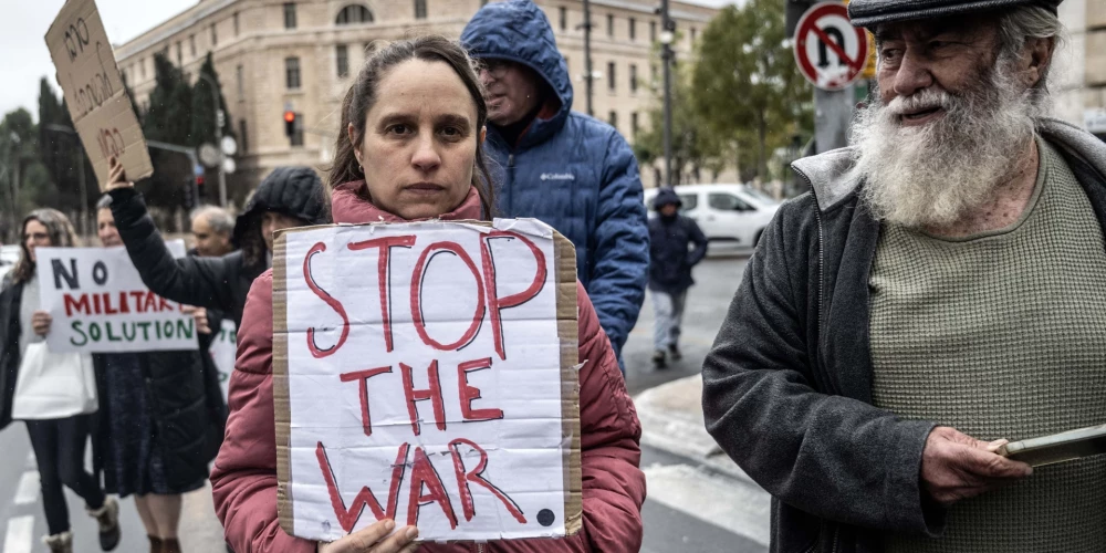  Izraēlas aktīvisti pulcējas, lai protestētu pret Izraēlas uzbrukumiem palestīniešiem.