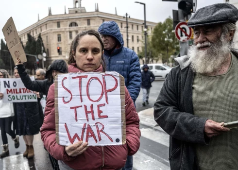  Izraēlas aktīvisti pulcējas, lai protestētu pret Izraēlas uzbrukumiem palestīniešiem.