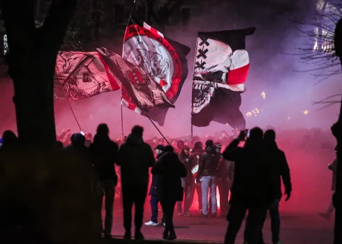 "Ajax" fani pie Brīvības pieminekļa.
