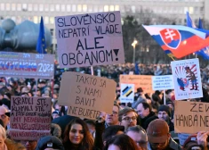 Protesti Slovākijā: iedzīvotāji neapmierināti ar premjerministra Roberta Fico centieniem tuvināties Krievijai