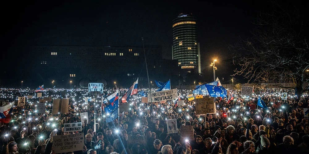 Protestētāji Bratislavā turēja Slovākijas karogus un pret Fico vērstus plakātus.