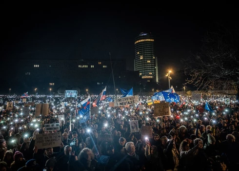 Protestētāji Bratislavā turēja Slovākijas karogus un pret Fico vērstus plakātus.