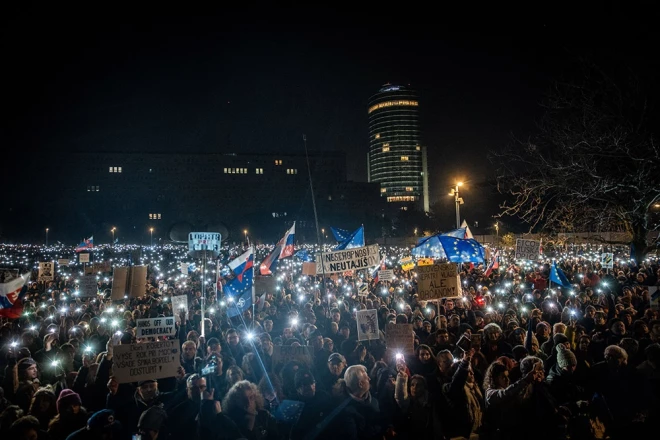 Protestētāji Bratislavā turēja Slovākijas karogus un pret Fico vērstus plakātus.