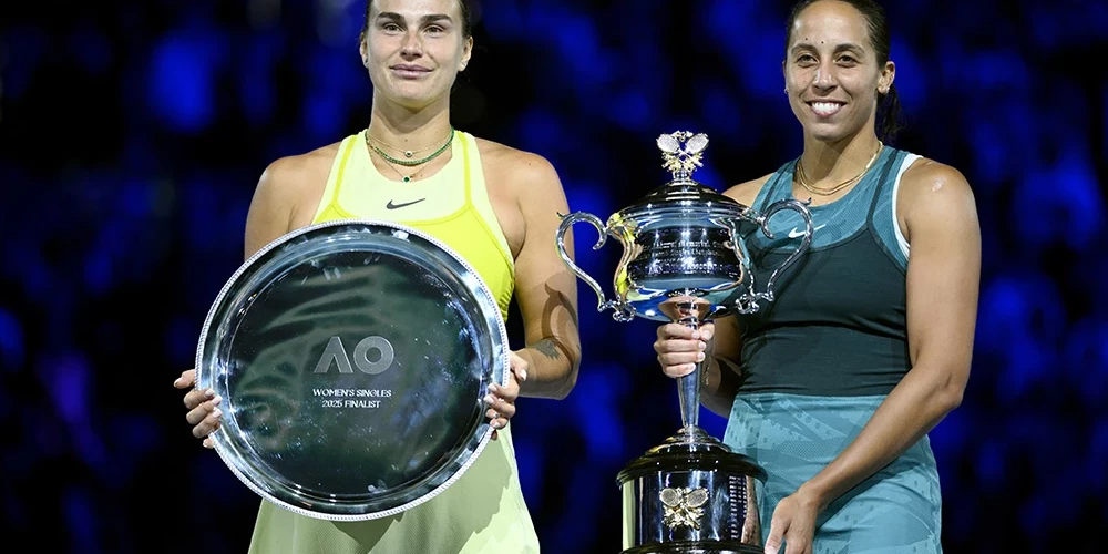 Medisona Kīza (pa labi) ar izcīnīto "Grand Slam" titulu. Viņa finālā pārspēja WTA ranga līderi Arinu Sabaļenku (pa kreisi) no Baltkrievijas.