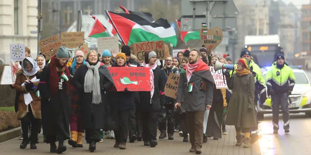 Palestīnas atbalsta gājiena dalībnieki pieprasīja apturēt ES un Izraēlas Asociācijas nolīgumu.