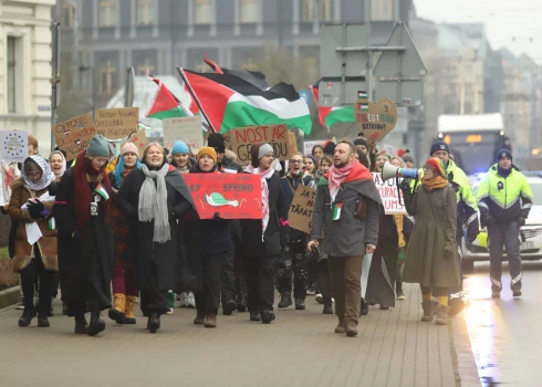 Palestīnas atbalsta gājiena dalībnieki pieprasīja apturēt ES un Izraēlas Asociācijas nolīgumu.