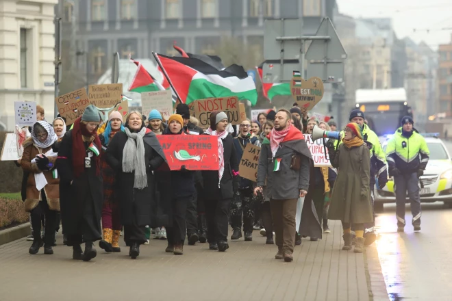 Palestīnas atbalsta gājiena dalībnieki pieprasīja apturēt ES un Izraēlas Asociācijas nolīgumu.