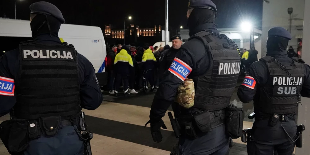 Policijas specvienības karavīri pirms UEFA Eiropas Līgas spēles Daugavas stadionā, kurā tiksies FK RFS un Amsterdamas "Ajax" komandas.