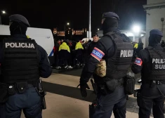 Policijas specvienības karavīri pirms UEFA Eiropas Līgas spēles Daugavas stadionā, kurā tiksies FK RFS un Amsterdamas "Ajax" komandas.