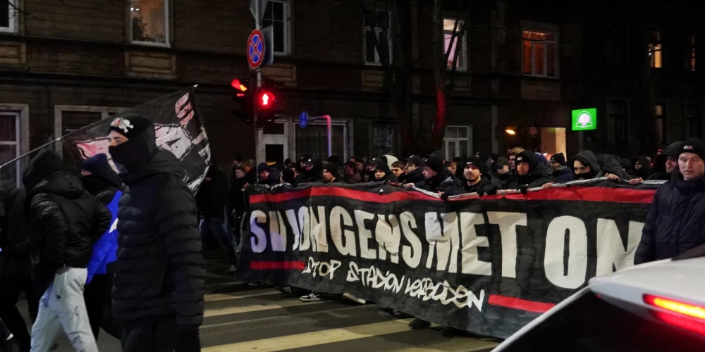 Amsterdamas "Ajax" līdzjutēji dodas uz Daugavas stadionu. Viss Rīgas centrs viņus nevarēja nepamanīt. 