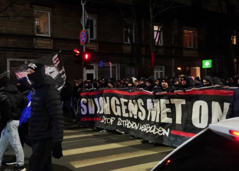 Amsterdamas "Ajax" līdzjutēji dodas uz Daugavas stadionu. Viss Rīgas centrs viņus nevarēja nepamanīt. 