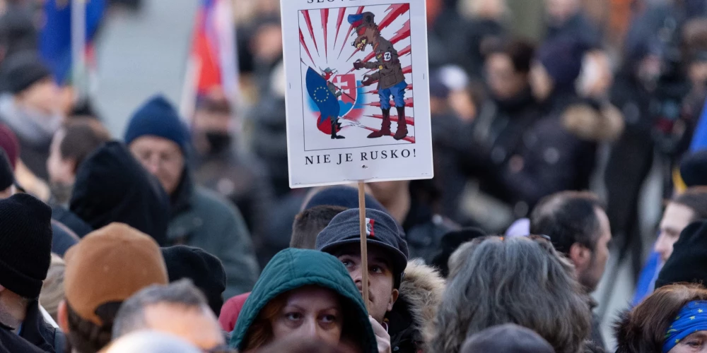 Demonstranti sadusmoti par Slovākijas pārvēršanos agresīvās Krievijas vasaļvalstī