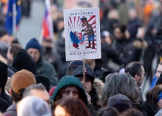 Demonstranti sadusmoti par Slovākijas pārvēršanos agresīvās Krievijas vasaļvalstī