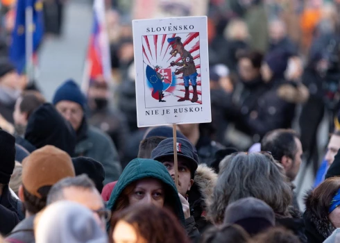 Demonstranti sadusmoti par Slovākijas pārvēršanos agresīvās Krievijas vasaļvalstī