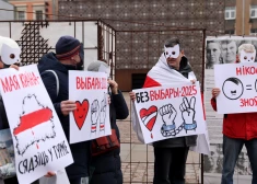 FOTO: vairāki cilvēki Rīgā protestē pret prezidenta vēlēšanu imitāciju Baltkrievijā