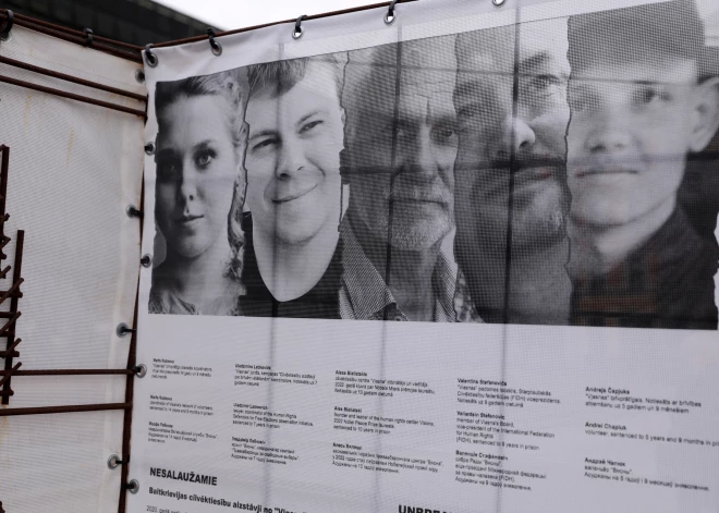 Svētdien daži desmiti cilvēku pulcējušies Rīgā, Strēlnieku laukumā, protestējot pret prezidenta vēlēšanu imitāciju Baltkrievijā.