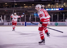 Latviešu aizsargs Uvis Balinskis atzīmējas ar piespēli NHL mačā.