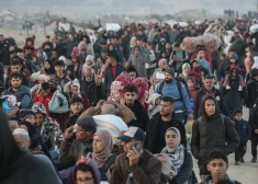 FOTO: tūkstošiem palestīniešu atgriežas Gazas joslas ziemeļu daļā