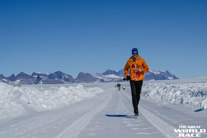 Pirmā diena. Antarktīda  Andrejam šis bija fiziski visgrūtākais maratons, jo pirms tā bija saķēris vīrusu un bijis tuvu spēku izsīkumam. “Ūdens dzirdināšanas punktos bija ledus auksts, bet batoniņi un augļi bija sasaluši tik cieti, ka tos nebija iespējams sakost!” atceras skrējējs.