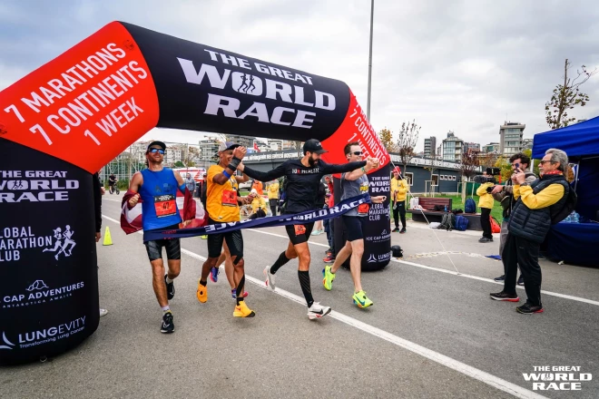 Piektā diena. Āzijas puse Stambulā Pēc gulētām četrām stundām jau bija jāgatavojas piektajam maratonam pēc kārtas, kas parasti sportistiem ir lielākais lūzuma punkts. Andrejs finišēja vairāku atlētu grupiņā, kuri visu maratonu cits citu atbalstīja un uzmundrināja.