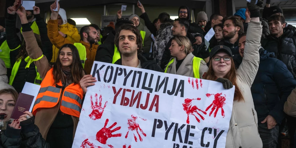 Serbijā jau vairākus mēnešus demonstrati prasa sodīt Novisadas traģēdijā vainīgos