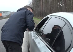 Sieviete pie BMW stūres stāsta, kādēļ brauc ar Francijas numurzīmēm (ekrānuzņēmums no video)