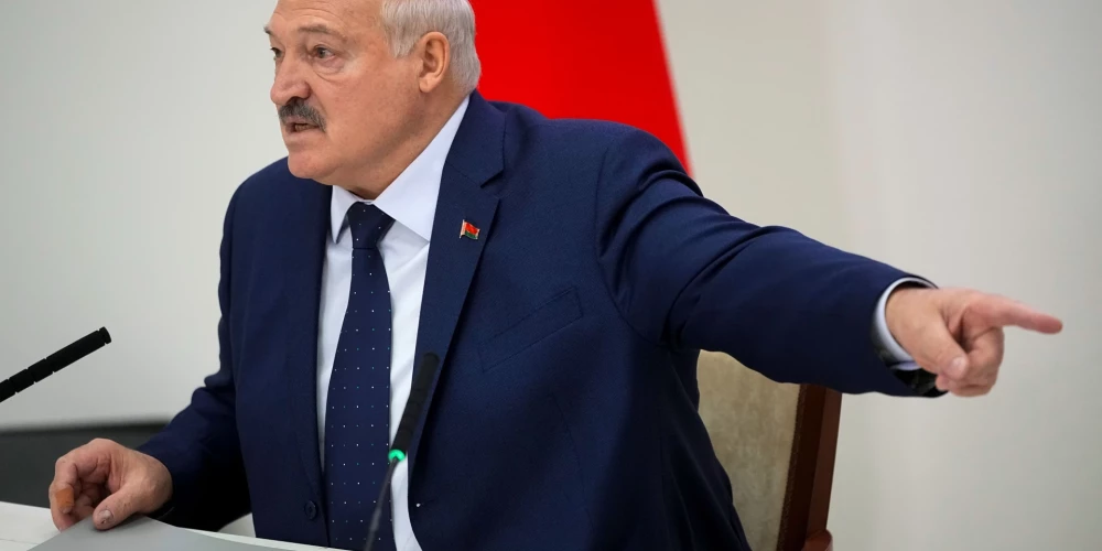 Baltkrievijas diktators Aleksandrs Lukašenko pēc uzvaras kārtējās "Lukašenko vēlēšanās" (foto: Scanpix / AP)
