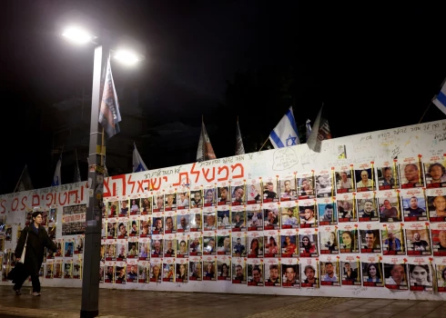 Siena Telavivā ar "Hamas" sagrābto ķīlnieku fotogrāfijām (foto: Scanpix / Reuters)