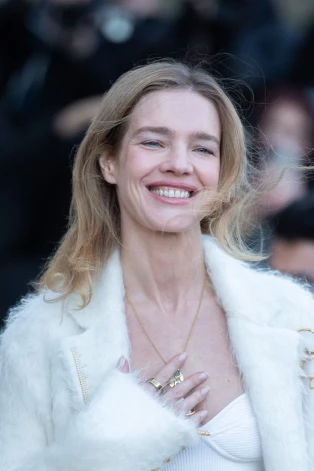 Наталья Водянова посетила показ Schiaparelli Haute Couture весна-лето 2025 в рамках Парижской недели моды 27 января 2025 года.