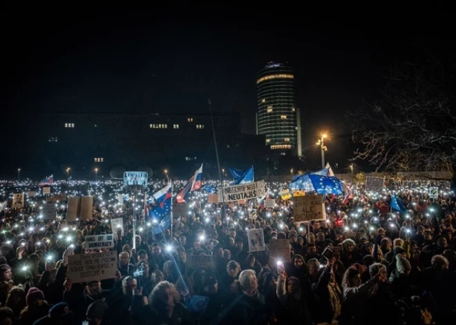 Pēc protestiem, kuros pieprasīja viņa atkāpšanos, Fico vēlas grozīt konstitūciju