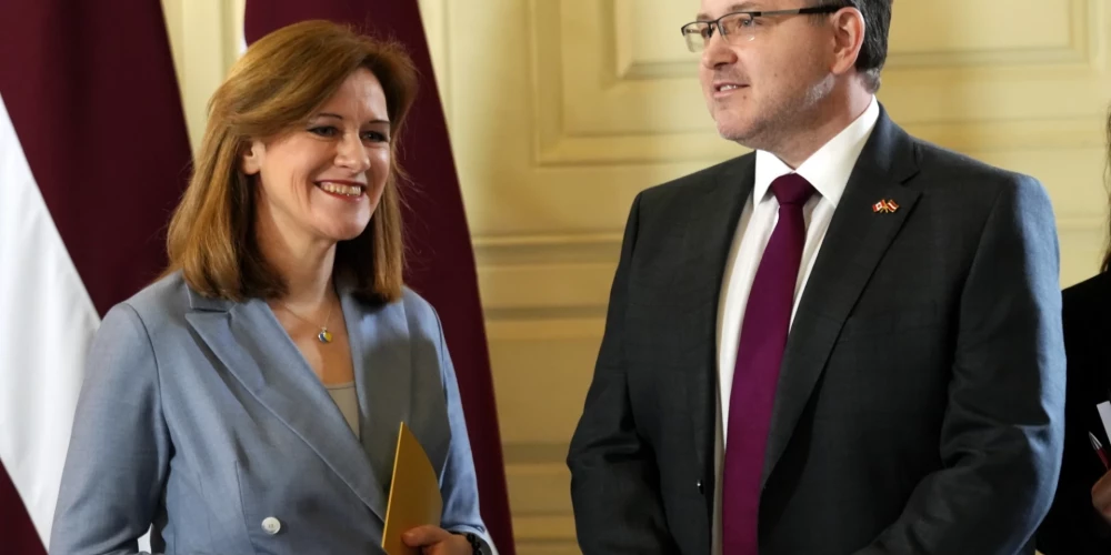 Saeimas priekšsēdētāja biedre Zanda Kalniņa-Lukaševica un Kanādas vēstnieks Latvijā Braians Svorks.