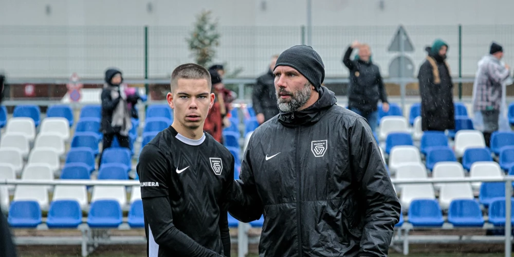 FK "Valmiera" pagājušās sezonas līderis Lūkass Vapne un vienības galvenais treneris Gatis Kalniņš.