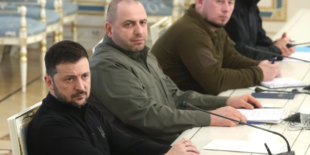 Ukrainas prezidents Volodimirs Zelenskis (no kreisās) un aizsardzības ministrs Rustems Umerovs.