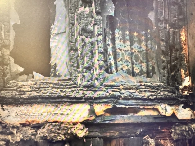 Пламя охватило одну из квартир на первом этаже здания.