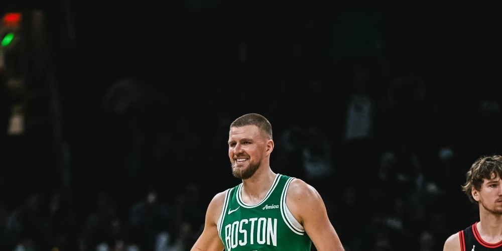 Kristaps Porziņģis smaida savā sezonas rezultatīvākajā spēlē. 