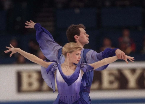 Lidmašīnā atradās Krievijas daiļslidotāji, 1994. gada pasaules čempioni, Jevgēņija Šiškova un Vadims Naumovs, kuri ASV trenēja jaunos daiļslidotājus.