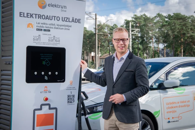 ““Elektrum Drive” nav tikai viens no uzlādes operatoriem, bet ikviena ceļabiedrs jau no pirmajiem soļiem ceļā uz elektroauto. Kopā ar “Swedbank” esam izstrādājuši auto lietošanas izdevumu kalkulatoru, lai ikviens varētu salīdzināt alternatīvas un noskaidrot finansiālos ieguvumus," saka "Elektrum" mobilitātes eksperts Edgars Korsaks-Mills.