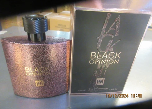 Kravā no Apvienotajiem Arābu Emirātiem VID Muitas pārvaldes amatpersonas konstatē viltotus parfimērijas izstrādājumus.