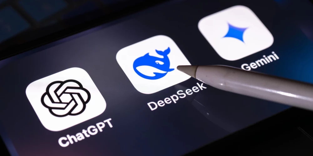 "DeepSeek" logotips ar konkurentu sarunbotiem