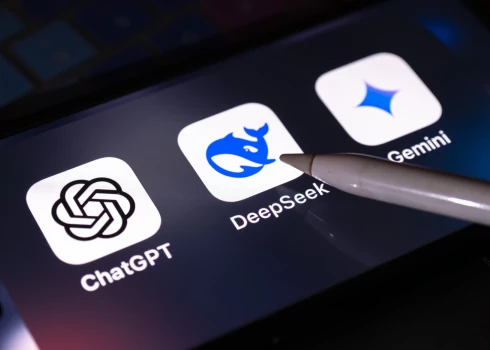 "DeepSeek" logotips ar konkurentu sarunbotiem