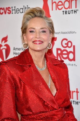 Шэрон Стоун посетила концерт Go Red for Women Red Dress Collection, организованный Американской ассоциацией кардиологов.