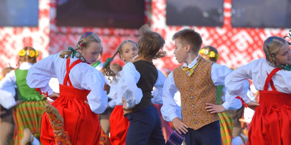 Biļešu cenas plānotas no 7 eiro līdz 45 eiro (dārgākās biļetes tikai atsevišķos sektoros uz Noslēguma koncertu Mežaparkā un deju lielkoncertu Daugavas stadionā).