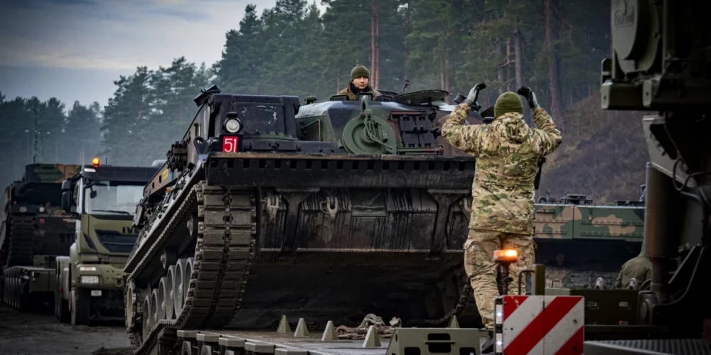 Troksnis nācis no Ādažu poligona, kurā līdz 31. janvārim risināsies NATO Daudznacionālās brigādes Latvijā taktiskās mācības.