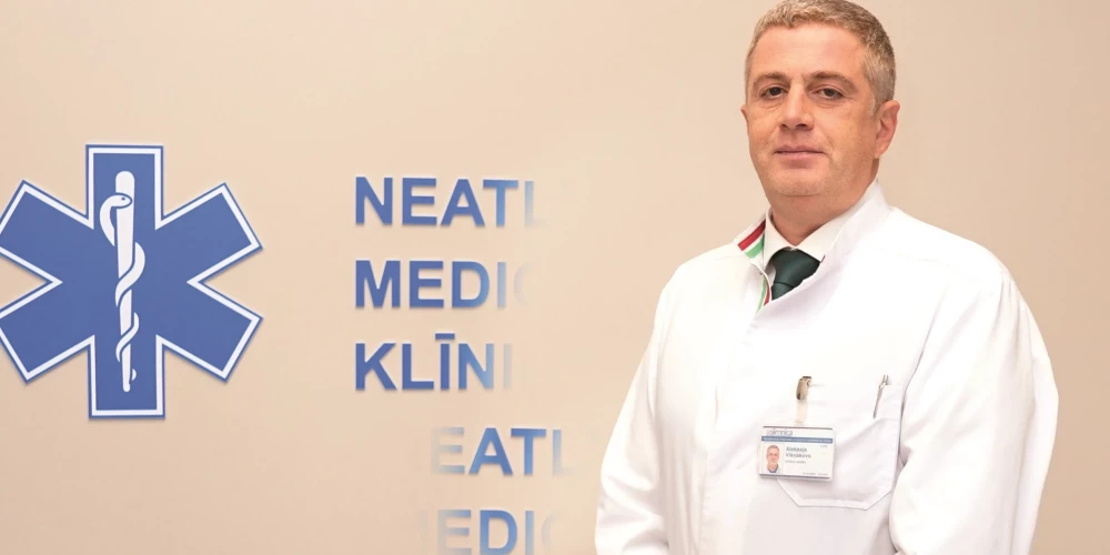 "Protams, ārkārtas situācijā nevar garantēt komfortu – pacientus nāktos izvietot gaiteņos, palielināt cilvēku skaitu palātās. Bet slimnīca tam ir gatava," Rīgas Austrumu klīniskās universitātes slimnīcas Neatliekamās medicīnas un pacientu uzņemšanas klīnikas vadītājs Aleksejs Višņakovs.
