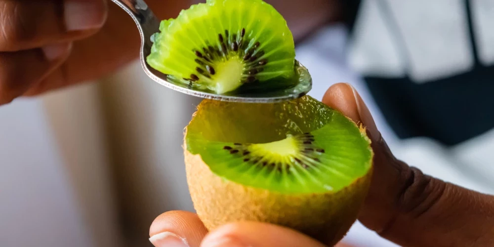 Kivi ir viens no bagātīgākajiem C vitamīna avotiem. Šis vitamīns mazina nespēku un nogurumu, kā antioksidants veicina šūnu aizsardzību pret oksidatīvo stresu un dara daudz ko citu organisma labā.